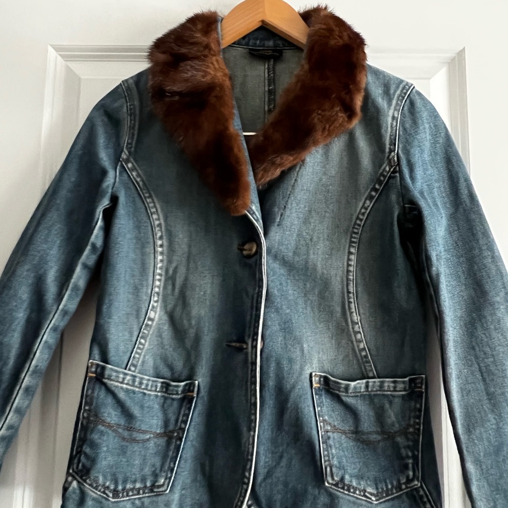 Jean jacket with fur collar